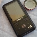 Móvil viejo. SONY. Para repuestos o decoración.
