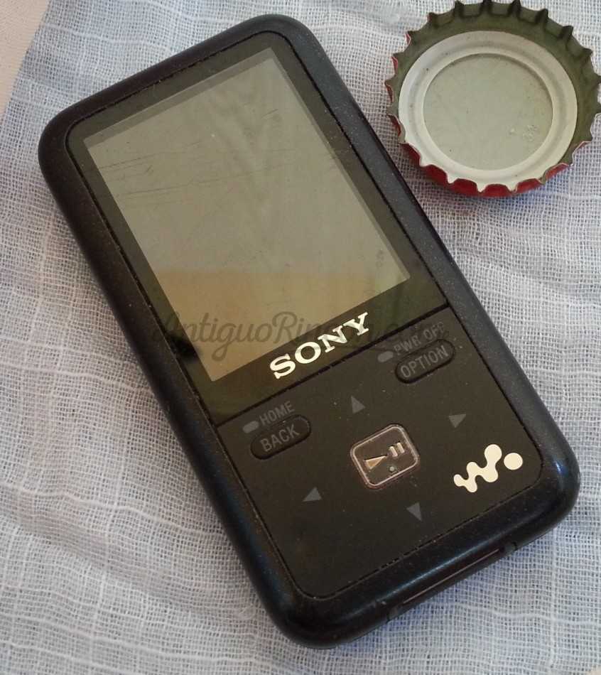 Móvil viejo. SONY. Para repuestos o decoración.