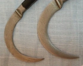 Cuchillo curvo en miniatura. Pareja .Origen India. Años 50.