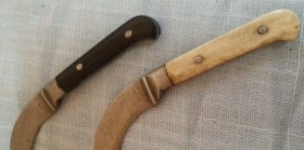 Cuchillo curvo en miniatura. Pareja .Origen India. Años 50.