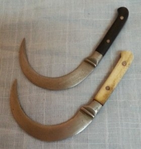 Cuchillo curvo en miniatura. Pareja .Origen India. Años 50.