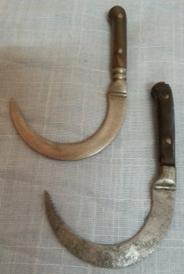 Cuchillo curvo. Pareja. Origen India. Años 50.