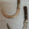 Cuchillo curvo. Pareja. Origen India. Años 50.