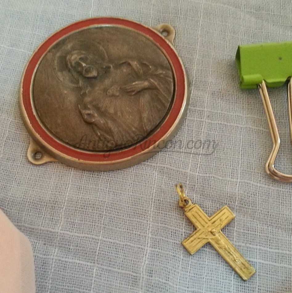 Medalla religiosa y crucifijo viejitos. Pareja. Medalla religiosa y crucifijo viejitos. Pareja.