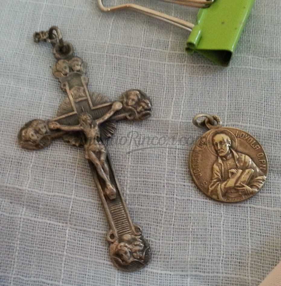 Medalla religiosa y crucifijo viejitos. Pareja. Medalla religiosa y crucifijo viejitos. Pareja.