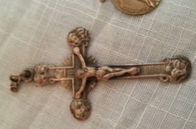 Medalla religiosa y crucifijo viejitos. Pareja.
