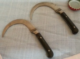 Cuchillo curvo. Pareja. Origen India. Años 50.