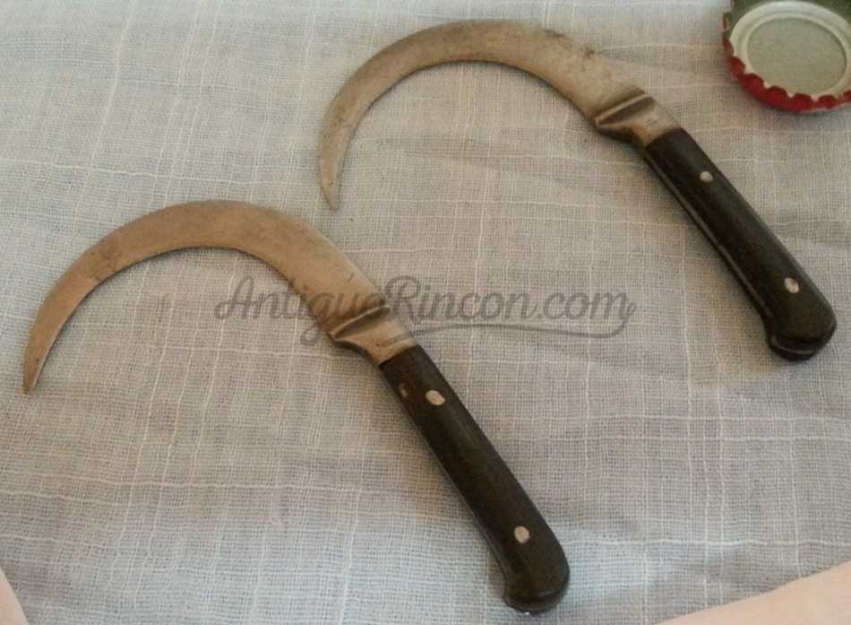 Cuchillo curvo. Pareja. Origen India. Años 50.