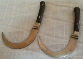 Cuchillo curvo. Pareja. Origen India. Años 50.