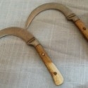 Cuchillo curvo. Pareja. Origen India. Años 50.