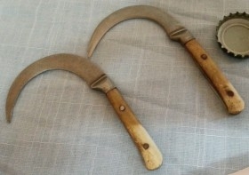 Cuchillo curvo. Pareja. Origen India. Años 50.