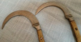 Cuchillo curvo. Pareja. Origen India. Años 50.