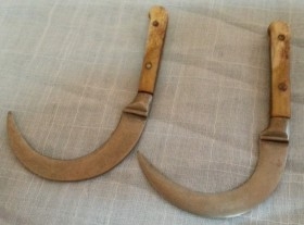 Cuchillo curvo. Pareja. Origen India. Años 50.