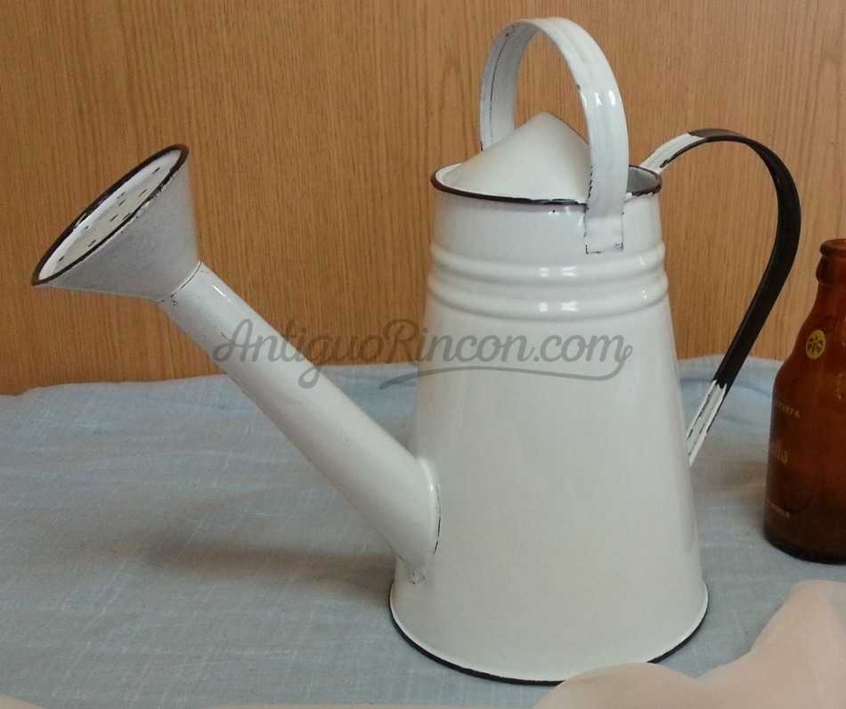 Regadera metálica esmaltada en blanco. Nueva Regadera metálica esmaltada en blanco. Nueva