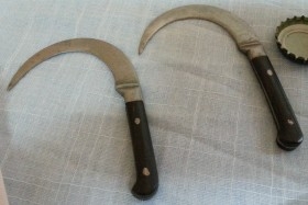 Cuchillo curvo. Pareja. Origen India. Años 50.