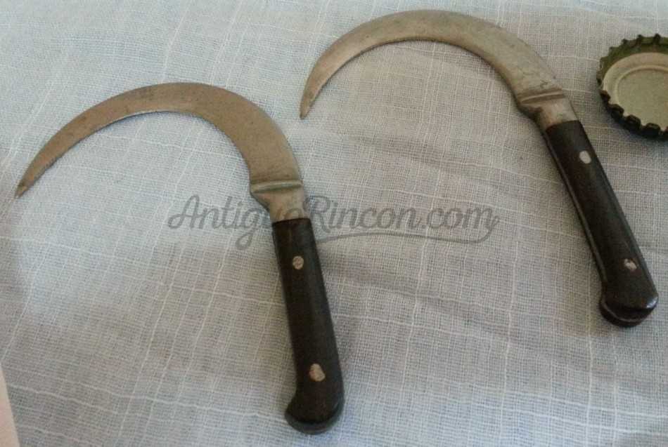 Cuchillo curvo. Pareja. Origen India. Años 50.