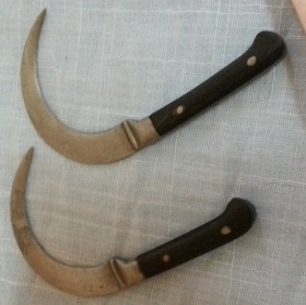 Cuchillo curvo. Pareja. Origen India. Años 50.