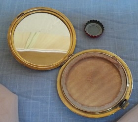 Polvera de época. En metal dorado. Con espejito.