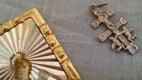Medalla religiosa y Cruz de Caravaca viejitas. Pareja.
