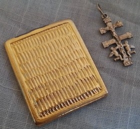 Medalla religiosa y Cruz de Caravaca viejitas. Pareja.