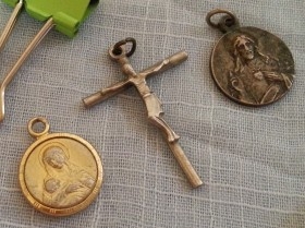 Medallas religiosas y crucifijo viejitos.