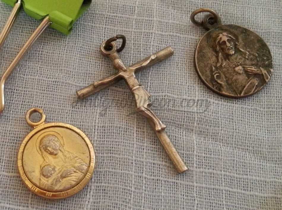 Medallas religiosas y crucifijo viejitos.