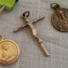 Medallas religiosas y crucifijo viejitos.