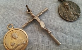 Medallas religiosas y crucifijo viejitos.