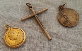 Medallas religiosas y crucifijo viejitos.