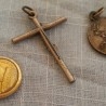 Medallas religiosas y crucifijo viejitos.