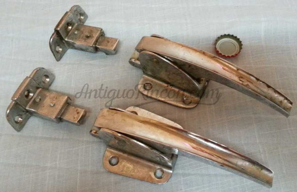 Manillas de apertura de antiguos frigoríficos. Pareja. Manillas de apertura de antiguos frigoríficos. Pareja.