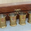 Chupitos. Conjunto de 6 vasitos fabricados en latón. Caja de madera original.