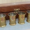 Chupitos. Conjunto de 6 vasitos fabricados en latón. Caja de madera original.