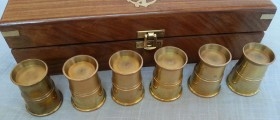 Chupitos. Conjunto de 6 vasitos fabricados en latón. Caja de madera original.