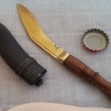 Cuchillo curvo en su funda original.