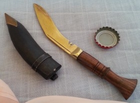 Cuchillo curvo en su funda original.