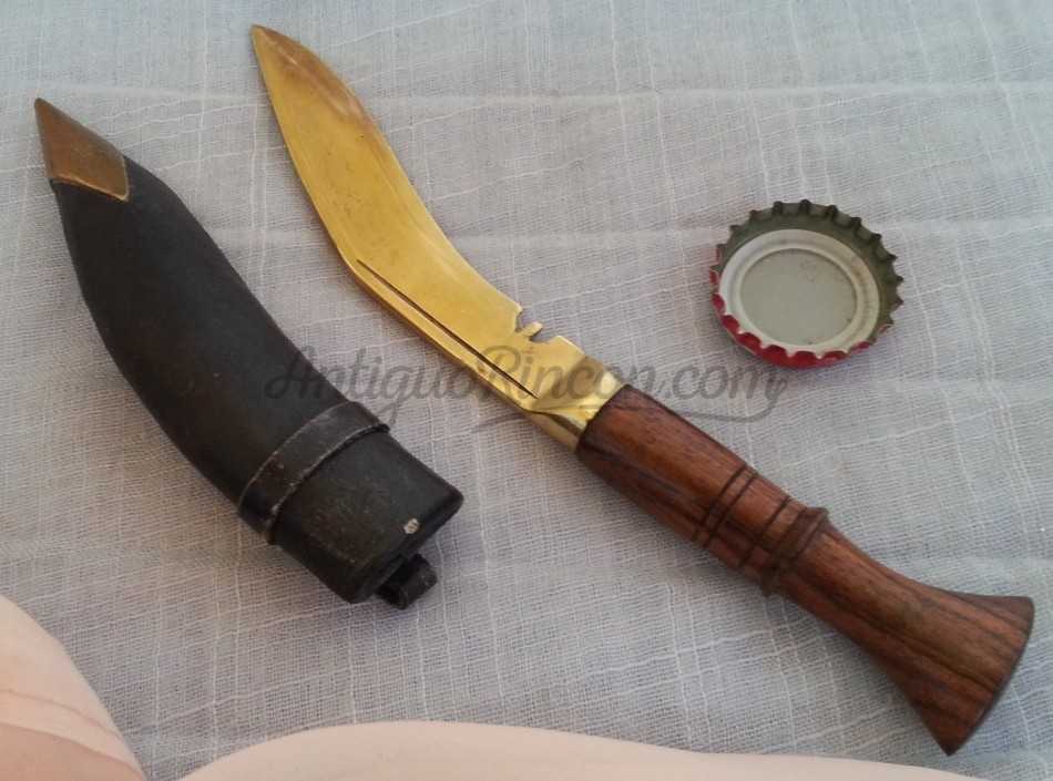 Cuchillo curvo en su funda original.