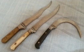  Cuchillo curvo y Kris. Origen India. Años 50.