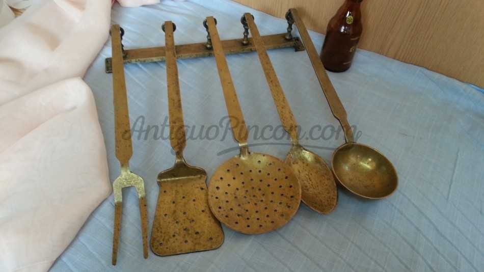 Utensilios de cocina en bronce. Conjunto de accesorios fuertes y pesados.