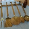 Utensilios de cocina en bronce. Conjunto de accesorios fuertes y pesados.