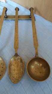 Utensilios de cocina en bronce. Conjunto de accesorios fuertes y pesados.