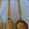 Utensilios de cocina en bronce. Conjunto de accesorios fuertes y pesados.