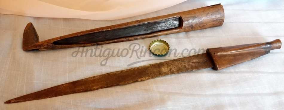 Cuchillo Africano. Años 50. Empuñadura y funda en madera.