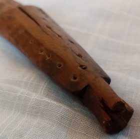Cuchillo Africano. Años 50. Empuñadura y funda en madera.