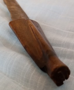 Cuchillo Africano. Años 50. Empuñadura y funda en madera.