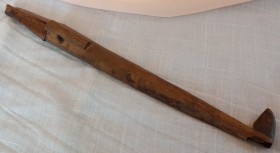 Cuchillo Africano. Años 50. Empuñadura y funda en madera.