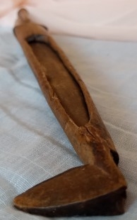 Cuchillo Africano. Años 50. Empuñadura y funda en madera.