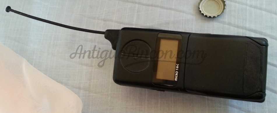 Móvil vintage. Marca Motorola. Desconocemos si funciona.