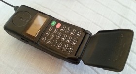 Móvil vintage. Marca Motorola. Desconocemos si funciona.