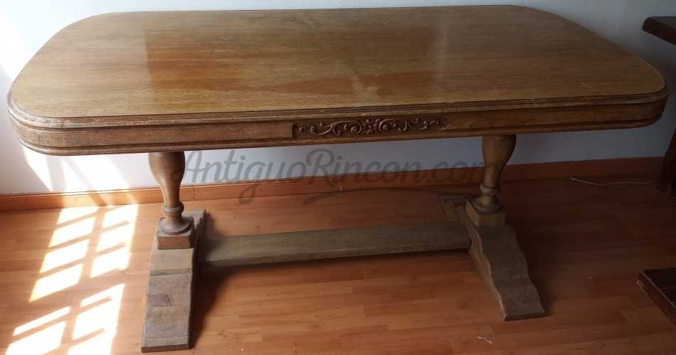 Mesa. Gran mesa en madera para salón. Viejita pero fuerte.